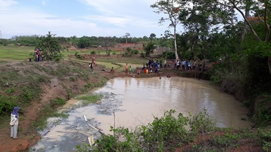 Bé trai 2 tuổi chết dưới hố nước trong giờ học tại trường mầm non