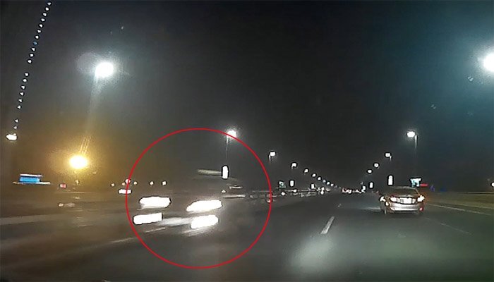 Ô tô con ngang nhiên phóng ngược chiều vào làn tốc độ cao trên cầu Nhật Tân