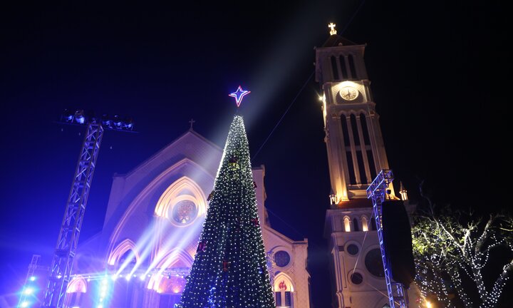 Video: Bên trong cây thông giáng sinh cao 12 m được trang trí 600 bộ đèn led ở Hà Nội