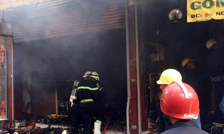 Phá cửa giải cứu 7 người kẹt trong đám cháy lúc rạng sáng ở TP.HCM