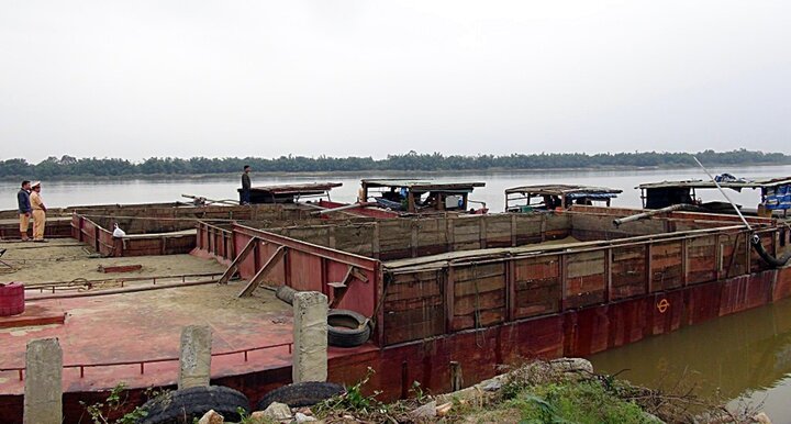 Bắt giữ 5 tàu hút cát trái phép trên sông Thu Bồn trong đêm