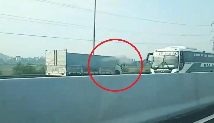 Rợn người clip xe tải chạy ngược chiều vun vút trên cao tốc Hà Nội - Hải Phòng