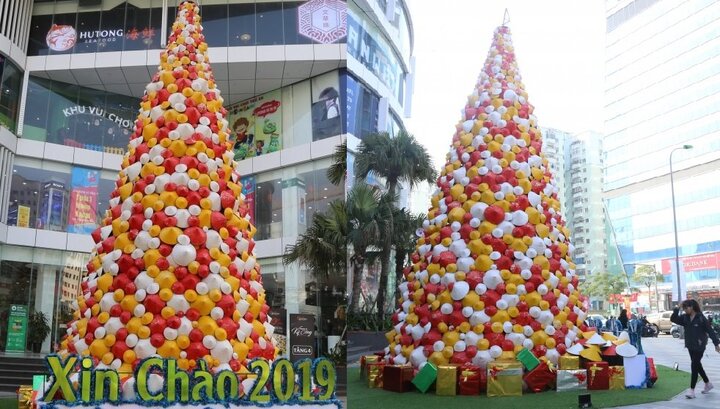Ảnh: Độc đáo cây thông Noel cao 12m được dựng từ 2.000 chiếc nón lá ở Hà Nội
