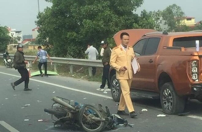 Tông vào đuôi xe bán tải đang dừng do gặp sự cố, 2 nam thanh niên thiệt mạng