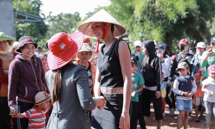 Hoa hậu H'hen Niê dành hết 600 triệu đồng tiền thưởng cho buôn làng Ê-Đê