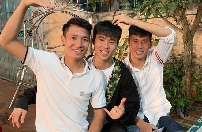 Bị fan nhí quây, Đình Trọng nhanh trí nhận mình là bác sĩ để tránh vòng vây