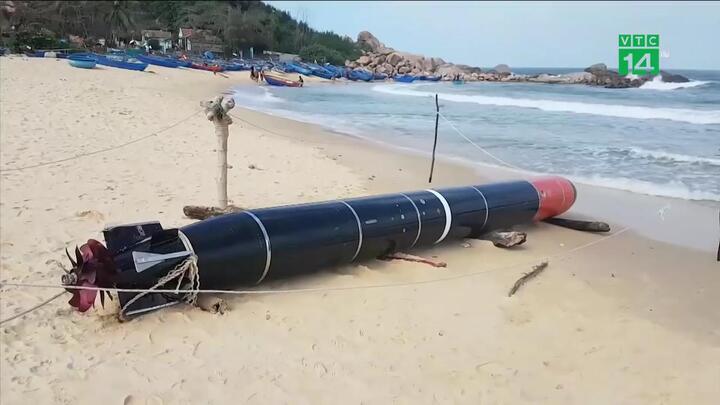 Video: Cận cảnh vật thể lạ nghi ngư lôi dài gần 7 m dạt vào bờ biển Phú Yên