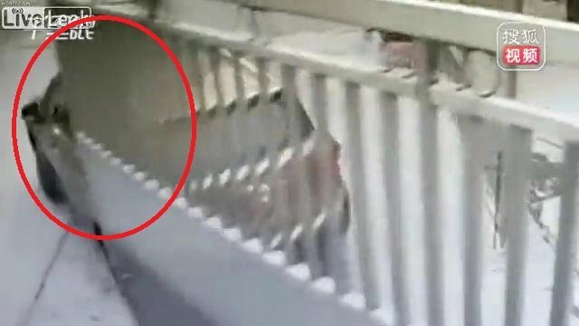 Clip: Nữ tài xế húc đổ cổng, tông nam bảo vệ chết não thương tâm