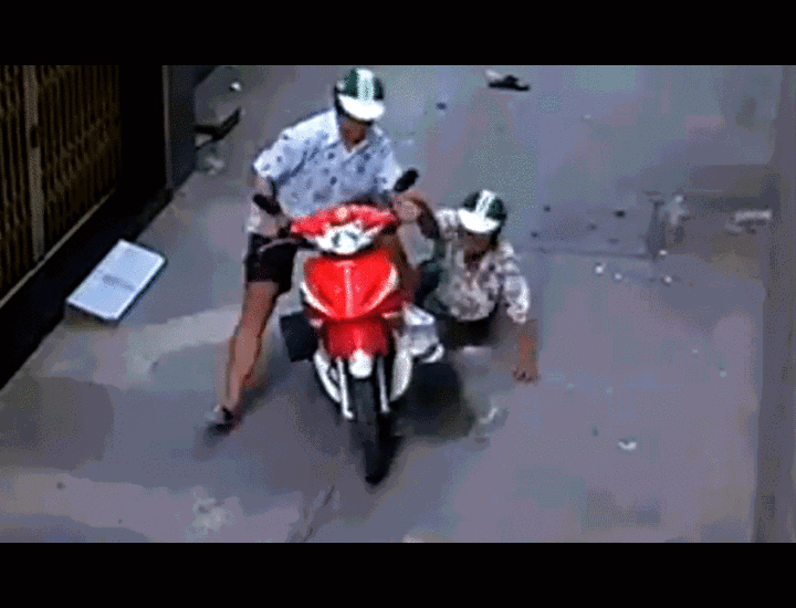 Dùng ngón tay giả làm hung khí chọc vào hông tài xế GrabBike, đe dọa cướp xe ở TP.HCM