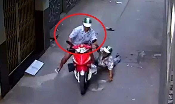 Clip: Dùng ống chích cướp xe ôm của tài xế lớn tuổi, đạo tặc bị dân tóm gọn