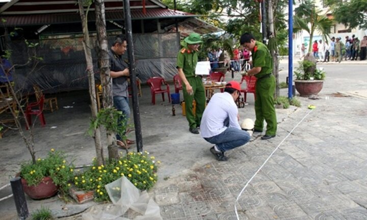 Ngồi uống nước, tên côn đồ đâm chết 2 bạn nhậu