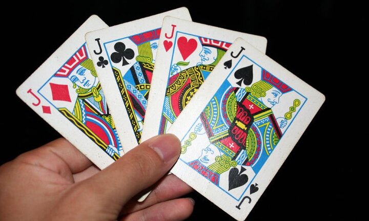 Bắt 4 kẻ đánh bạc trên xe buýt tuyến Hà Nội - Hưng Yên