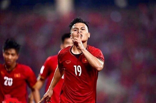 Hình ảnh cầu thủ Quang Hải bị thương vào đề Hóa học khiến học sinh hào hứng