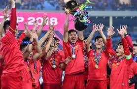 Tuyển Việt Nam chuẩn bị Asian Cup: Duy Mạnh, Văn Hậu chơi chuyền bóng bằng đầu