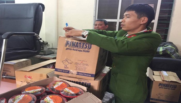 Hà Nội: Mua hàng trôi nổi về đóng 2.500 hộp ô mai nhái hiệu Phố Cổ bán dịp Tết