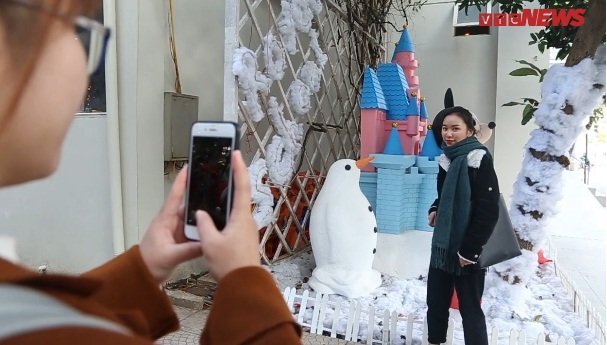 Clip: Trường ĐH Thăng Long Hà Nội rực rỡ không khí giáng sinh, nữ sinh thích thú