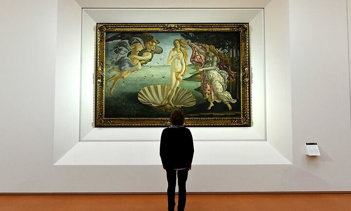 Mê mẩn ngắm tranh 'Sự ra đời của thần Vệ Nữ', người đàn ông suýt chết