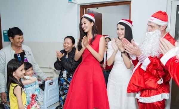 Hoa hậu 10X Tiểu Vy thực hiện điều ước Giáng sinh cho trẻ em có hoàn cảnh khó khăn