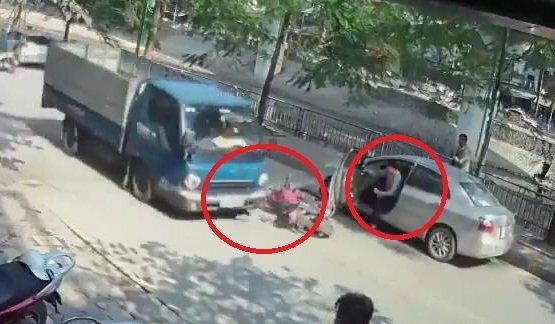 Clip: Mở cửa ô tô bất cẩn gây tai nạn thảm khốc, tài xế vô cảm bỏ đi gây phẫn nộ