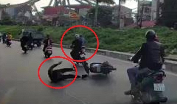 Clip: Xe máy ngông nghênh đánh võng, gây tai nạn rồi tăng ga bỏ chạy