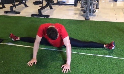 Đặng Văn Lâm trổ tài xoạc chân, ép dẻo như vũ công ba lê