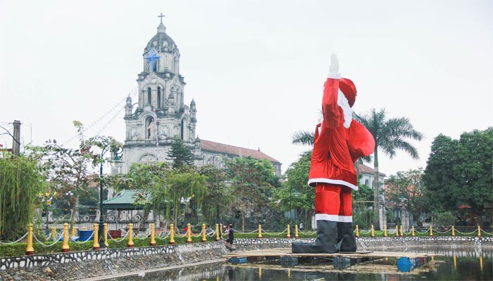 Ảnh: Ông già Noel khổng lồ nổi trên hồ nước ở Hà Nội