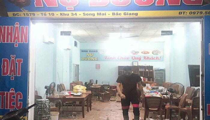 Mâu thuẫn tại quán ăn, hai nhóm thanh niên lao vào chém nhau