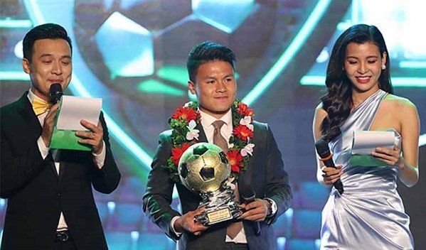 MC Quả bóng vàng 2018 dẫn dắt kém tinh tế, bị 'ném đá' vì vô duyên