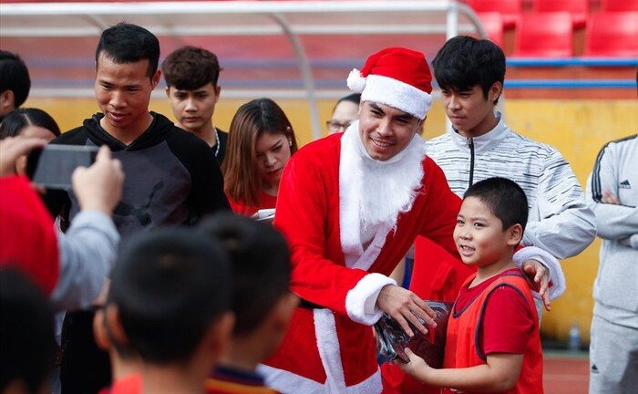 Đức Huy, Duy Mạnh hóa thân thành ông già Noel tại Hàng Đẫy