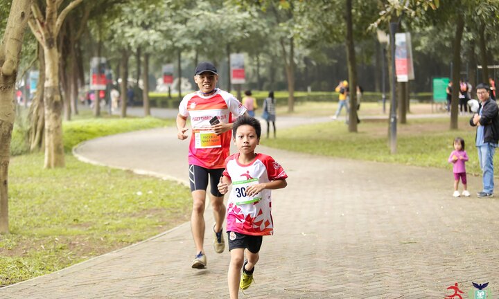Học sinh cấp 1 ở Hà Nội thi chạy bộ gây quỹ từ thiện trước Giáng sinh