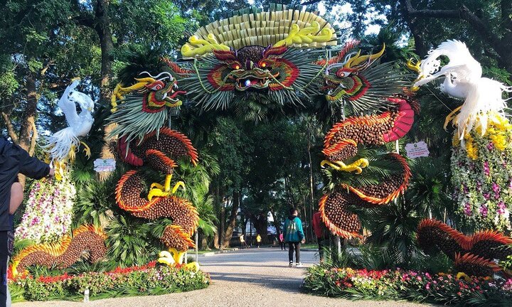 Video: Cặp rồng khổng lồ được tạo từ 1,2 tấn hoa quả ở Hà Nội