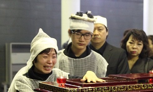 Vợ và con trai khóc nghẹn trong tang lễ NSND Anh Tú