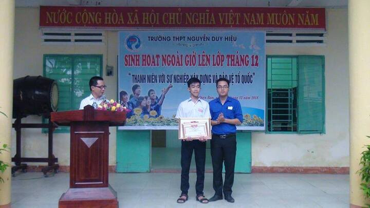 Tặng bằng khen, học bổng cho cậu học trò nghèo trả lại 50 triệu đồng nhặt được