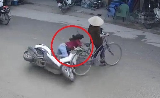 Clip: Cụ bà sang đường kiểu cảm tử, gây họa cho cô gái đi xe máy