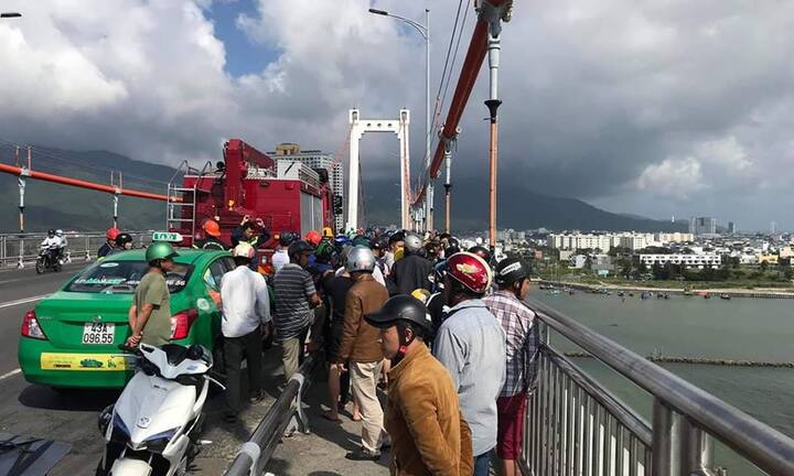 Bỏ lại vợ và 3 con nhỏ, tài xế taxi nhảy cầu Thuận Phước tự tử