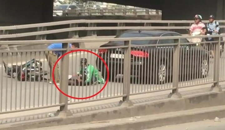 Clip: Xe tải, ô tô con lũ lượt đi lùi kiểu 'giết người' tại chân cầu Phú Mỹ, TP.HCM