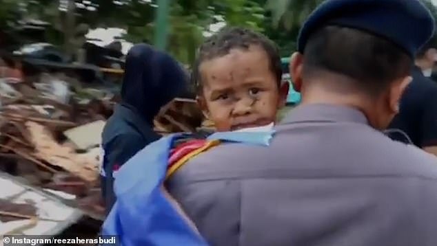 'Vỡ òa' khoảnh khắc cậu bé Indonesia được giải cứu sau 12 giờ mắc kẹt