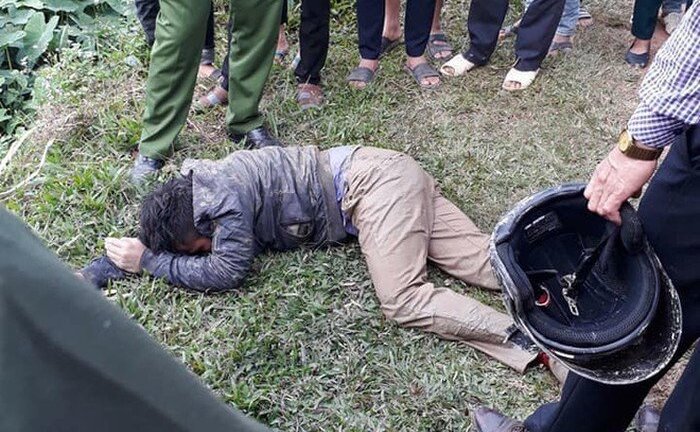 Người dân bức xúc đánh gục hai kẻ trộm chó bằng súng điện ở Hà Nội