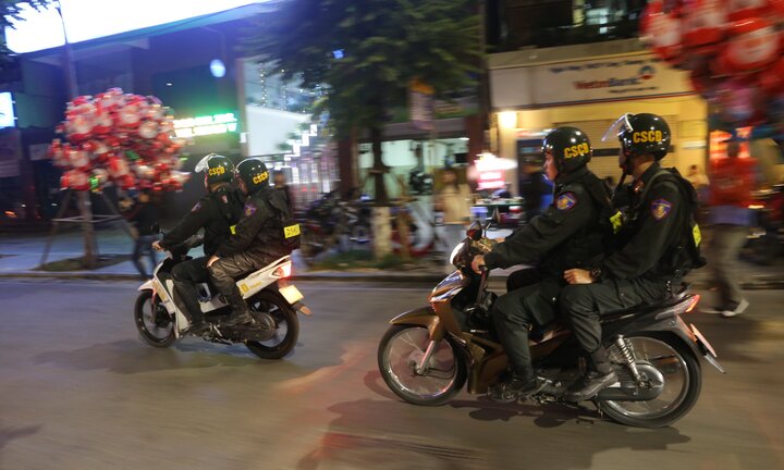 Video: Cảnh sát cơ động Hà Nội tuần tra xử phạt nhiều người đi chơi Noel 'quên' mũ bảo hiểm