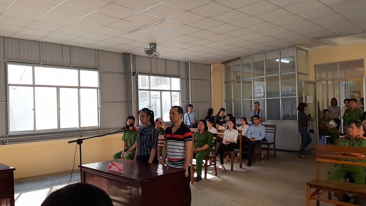 Hoãn phiên tòa xử nữ nhà báo yêu cầu doanh nghiệp đưa 700 triệu để gỡ bài