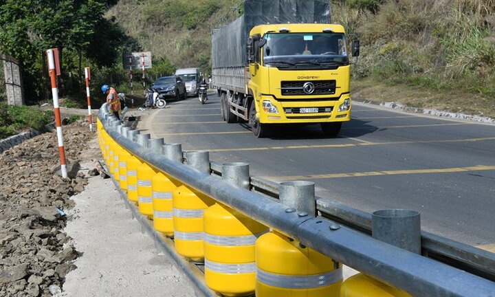 Video: Cận cảnh rào chắn bánh xoay dài 150 m, chi phí hơn 2 tỷ đồng giúp giảm tai nạn giao thông