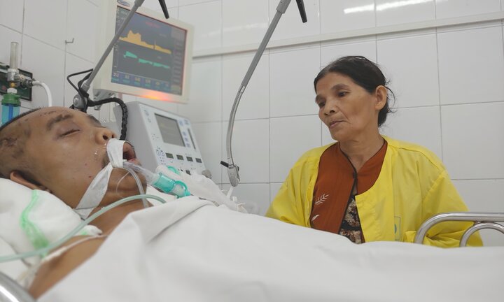 Người mẹ nghèo tuyệt vọng tìm trăm triệu đồng cứu con tai nạn giao thông lâm nguy