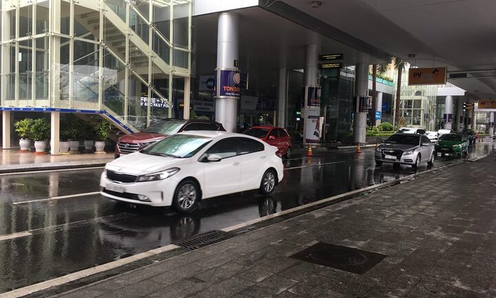 Đà Nẵng: Bị ngăn chặn chèo kéo khách, tài xế hất an ninh sân bay lên nắp capô