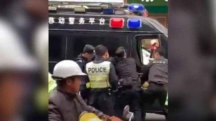 Clip: Cảnh sát Trung Quốc hạ gục kẻ cướp xe buýt tông chết 8 người