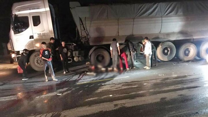 Ngã ra đường sau va chạm ô tô, hai người bị xe container cán chết ở Thái Nguyên