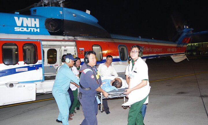 Trực thăng xuyên đêm cứu người đàn ông gặp nạn ở Trường Sa