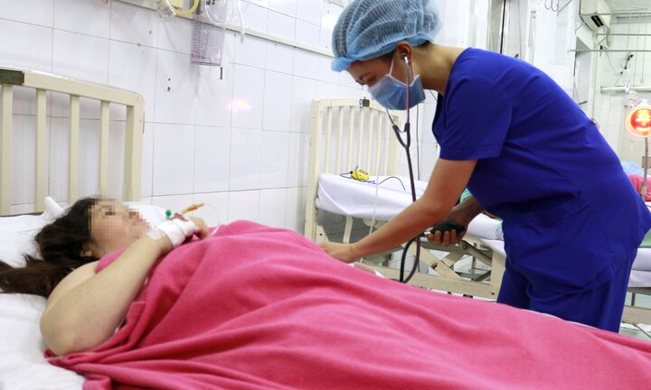 Ba giờ căng thẳng cứu mẹ con sản phụ suýt chết do nhau cài răng lược