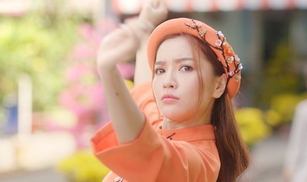 Cười muốn xỉu với loạt biểu cảm của Bích Phương khi đón Tết ‘lầy lội’