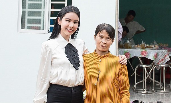 Hoa hậu Du lịch Thế giới 2018 Huỳnh Vy giản dị đi trao nhà tình thương, góp tiền xây cầu