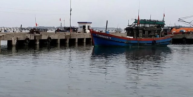 Áp thấp nhiệt đới áp sát Biển Đông, Huế cấm tàu thuyền ra khơi